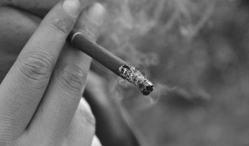 Fumatul unei tigari alb-negru
